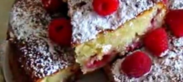 Творожный кекс с малиной
