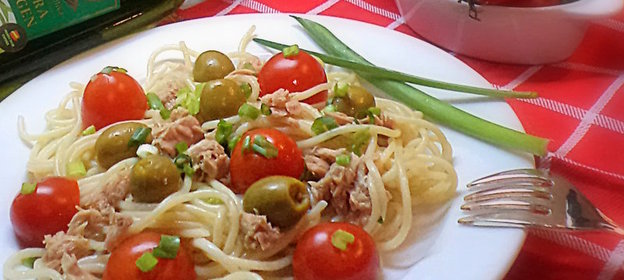 Спагетти с тунцом, оливками и томатами черри