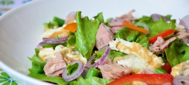 Салат с тунцом зеленой фасолью и омлетом