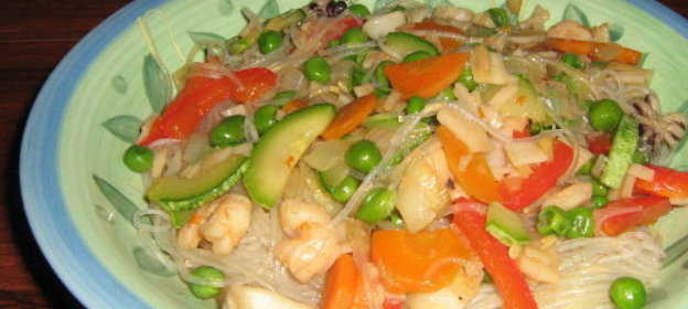 Лапша соевая с овощами и морепродуктами
