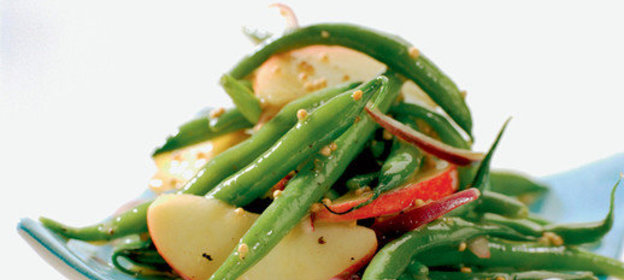 Салат из яблок и зеленой фасоли
