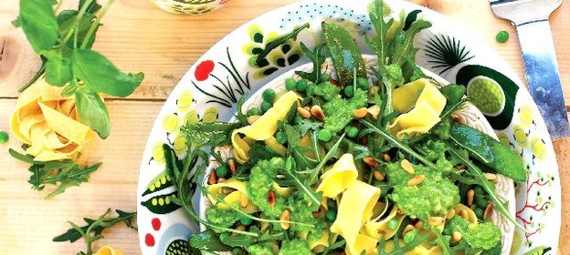 Паста с песто, кедровыми орешками и рукколой