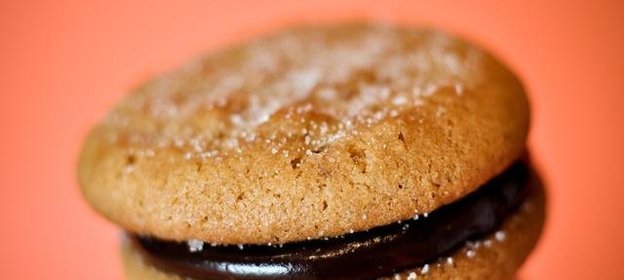 Печенье с арахисовым маслом и шоколадной начинкой