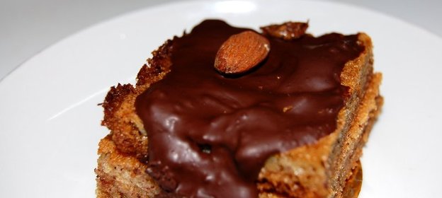 Миндальные пирожные в шоколадной глазури