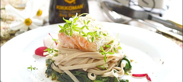Гречневая лапша (соба) с запеченной семгой, шпинатом и соевым соусом