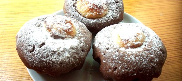 Шоколадные кексы с творожными шариками