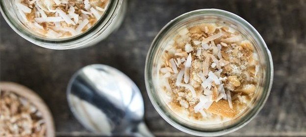 Творожный десерт с бананом и миндалем