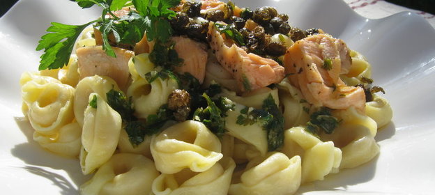 Паста с сёмгой,каперсами под коричневым маслом (Tortellini with salmon,capers and brown butter)