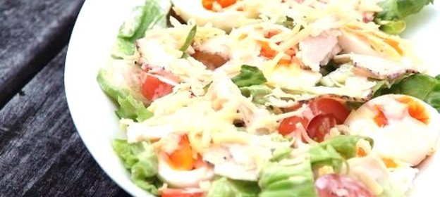 Свежий салат с курицей и яйцами