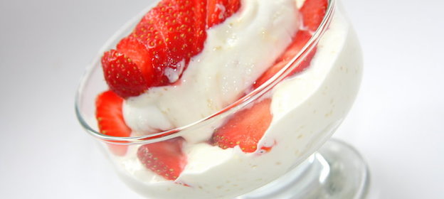 Отварное безе (снежки, плавающие острова) и воздушный клубничный десерт из него