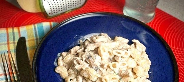 Макароны со сливками и грибами