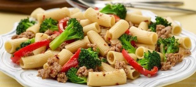 Паста с брокколи и сосиской из индейки
