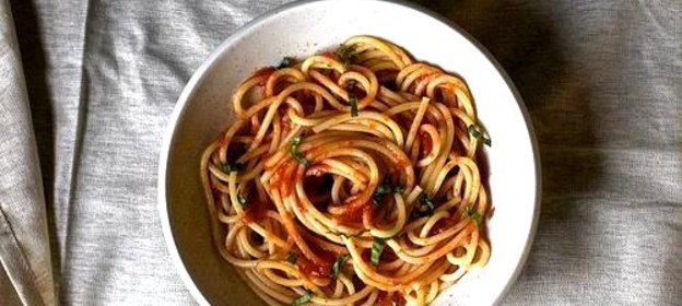 Спагетти с томатным соусом