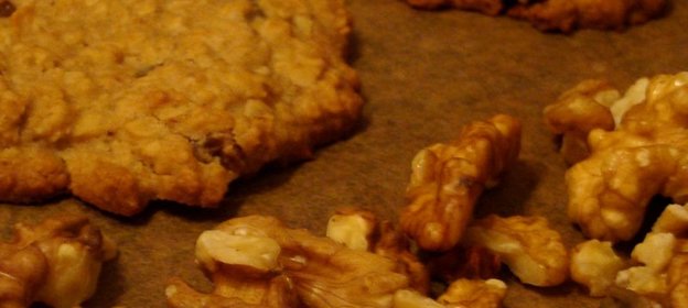 Овсяное ароматное печенье с медом, грецкими орехами, изюмом