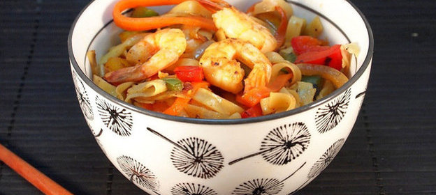 Лапша с креветками и овощами