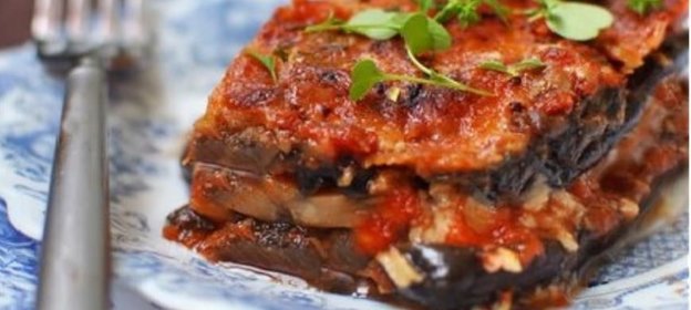Баклажанная запеканка с грибами и моцареллой в томатном соусе
