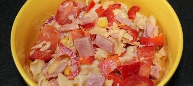 Итальянский салат с макаронами ветчиной помидорами и сыром