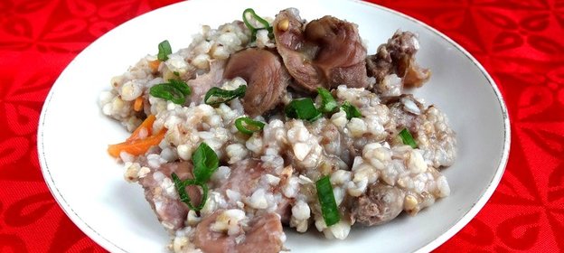 Зеленая гречка с куриными желудочками
