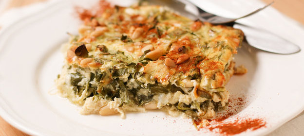 Сырная запеканка с рукколой и кедровыми орешками