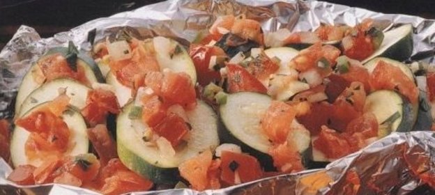 Салат овощной с орехами