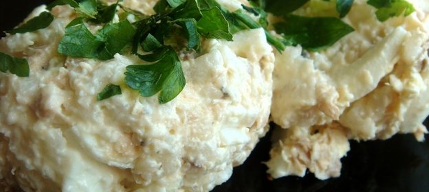 Рыбный салат с рисом и сыром