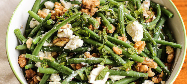 Салат с зеленой фасолью и сыром фета