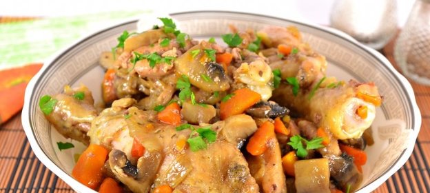 Курица тушеная с шампиньонами и соевым соусом на сковороде