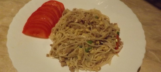 Яичная лапша в воке с фаршем и грибами