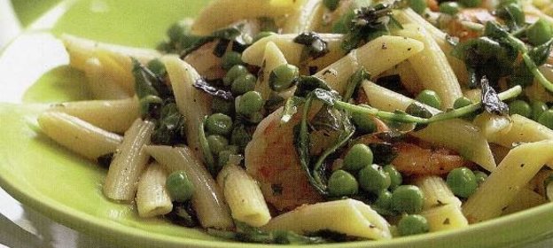 Макароны с креветками, зеленым горошком и базиликом