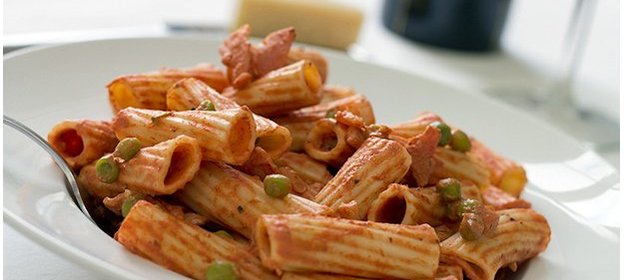 Паста с беконом, томатами и зеленым горошком