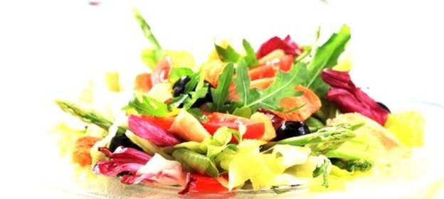 Салат из запеченых помидоров с орехами и беконом