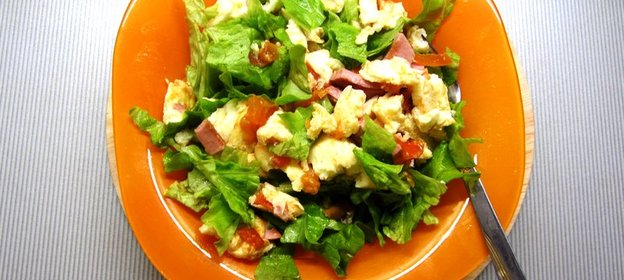 Омлет с ветчиной, помидорами и салатом айсберг