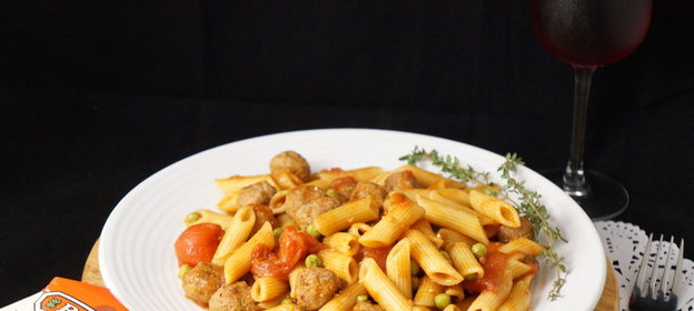 Паста с мясными шариками, томатами и зеленым горошком