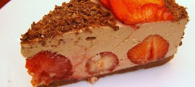 Творожный торт с шоколадом и клубникой