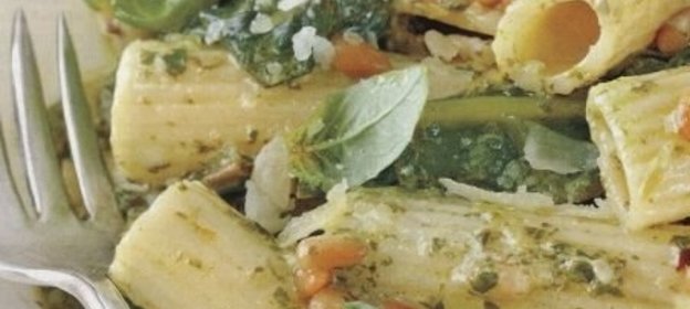 Макароны с соусом песто