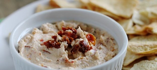 Соус из феты и томатов черри