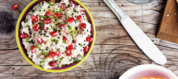 Соус из феты и белой фасоли с зернами граната