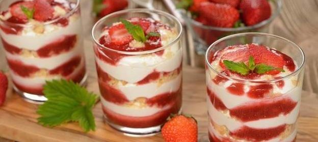 Десерт с ягодами и сыром маскарпоне