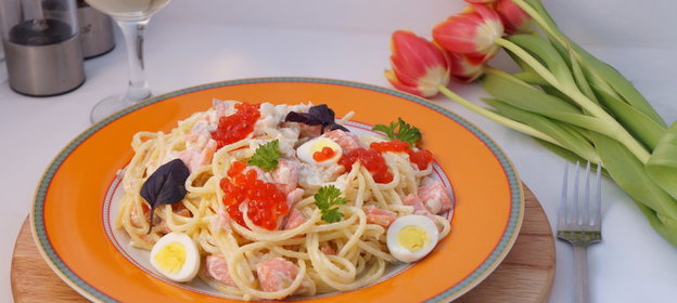 Сливочная паста с красной рыбой и икрой