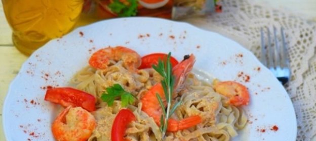 Гречневая лапша с креветками и сливочным соусом