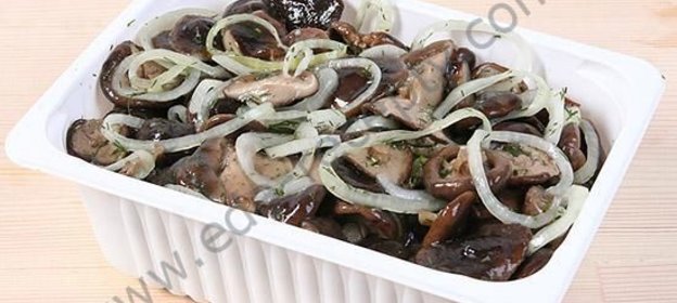 Грузди соленые с овощами