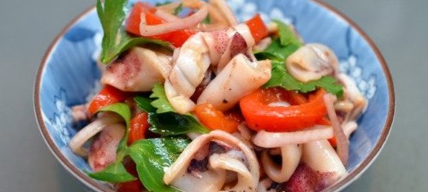 Диетический салат из кальмаров