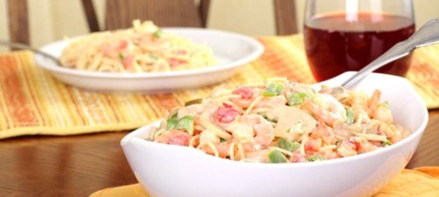 Паста в сливочно-чесночном соусе с креветками и овощами