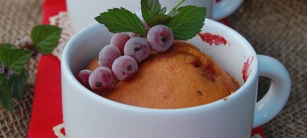 Пряные томатные кексы с красной смородиной