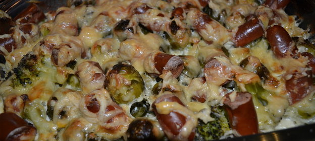 Зимняя запеканка из брокколи, брюссельской капусты да с сосисками