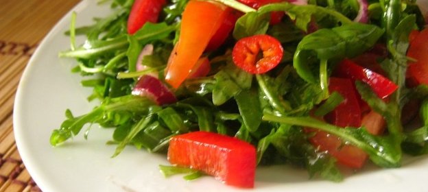 Салат с рукколой и помидорами