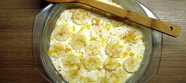 Творожная запеканка с бананом и изюмом