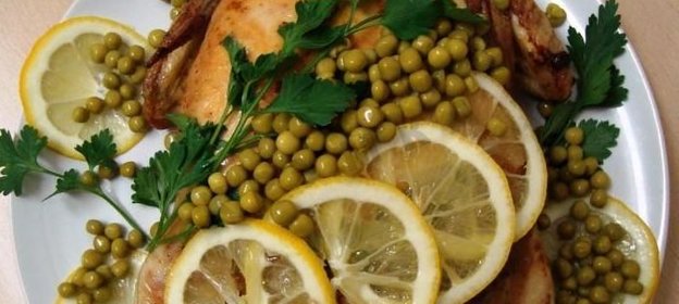 Фаршированная яично-луковой начинкой с манной крупой курица запеченная в духовке