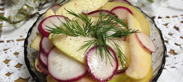 Салат из редиски и зеленого яблока