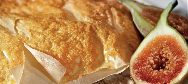 Несвернутый штрудель с шоколадом и инжиром